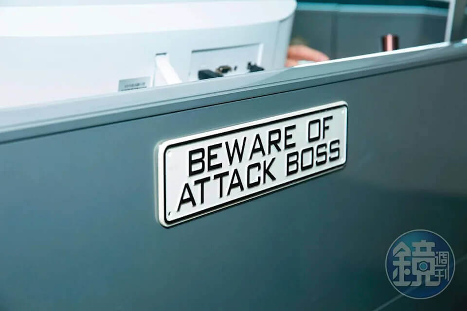 謝天昕和員工同在一個辦公室工作，桌前擺了一張「當心攻擊老闆」的趣味名牌。